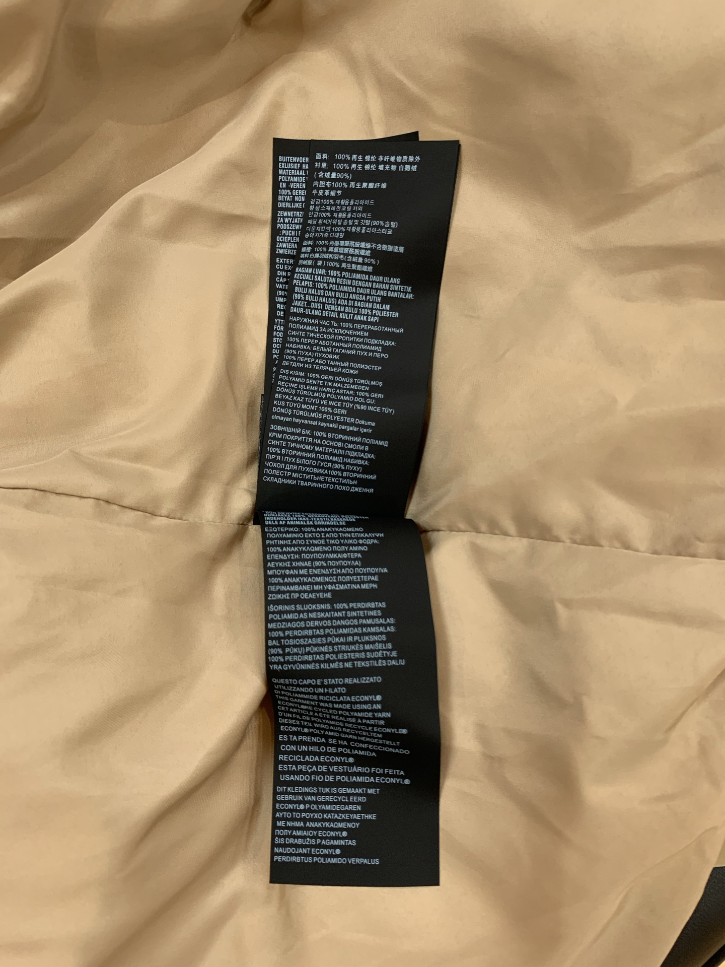 プラダ「Prada」冬の新作 フード付きダウンジャケット