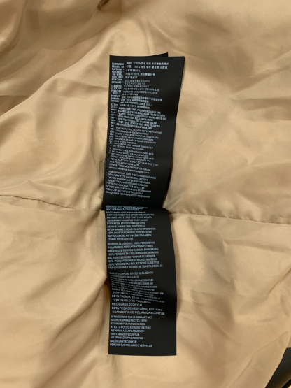 プラダ「Prada」冬の新作 フード付きダウンジャケット