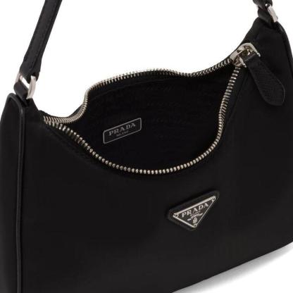 プラダ「Prada」レザーストラップ ホーボーバッグ