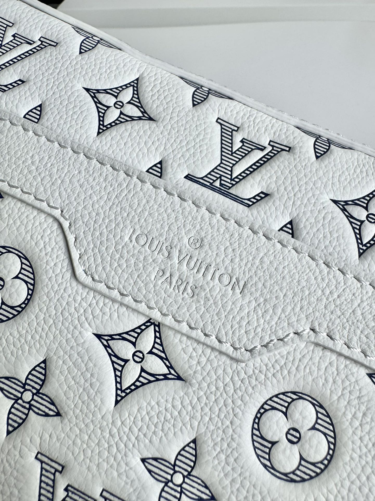 ルイ・ヴィトン「Louis Vuitton」スタイリッシュ メッセンジャーバッグ