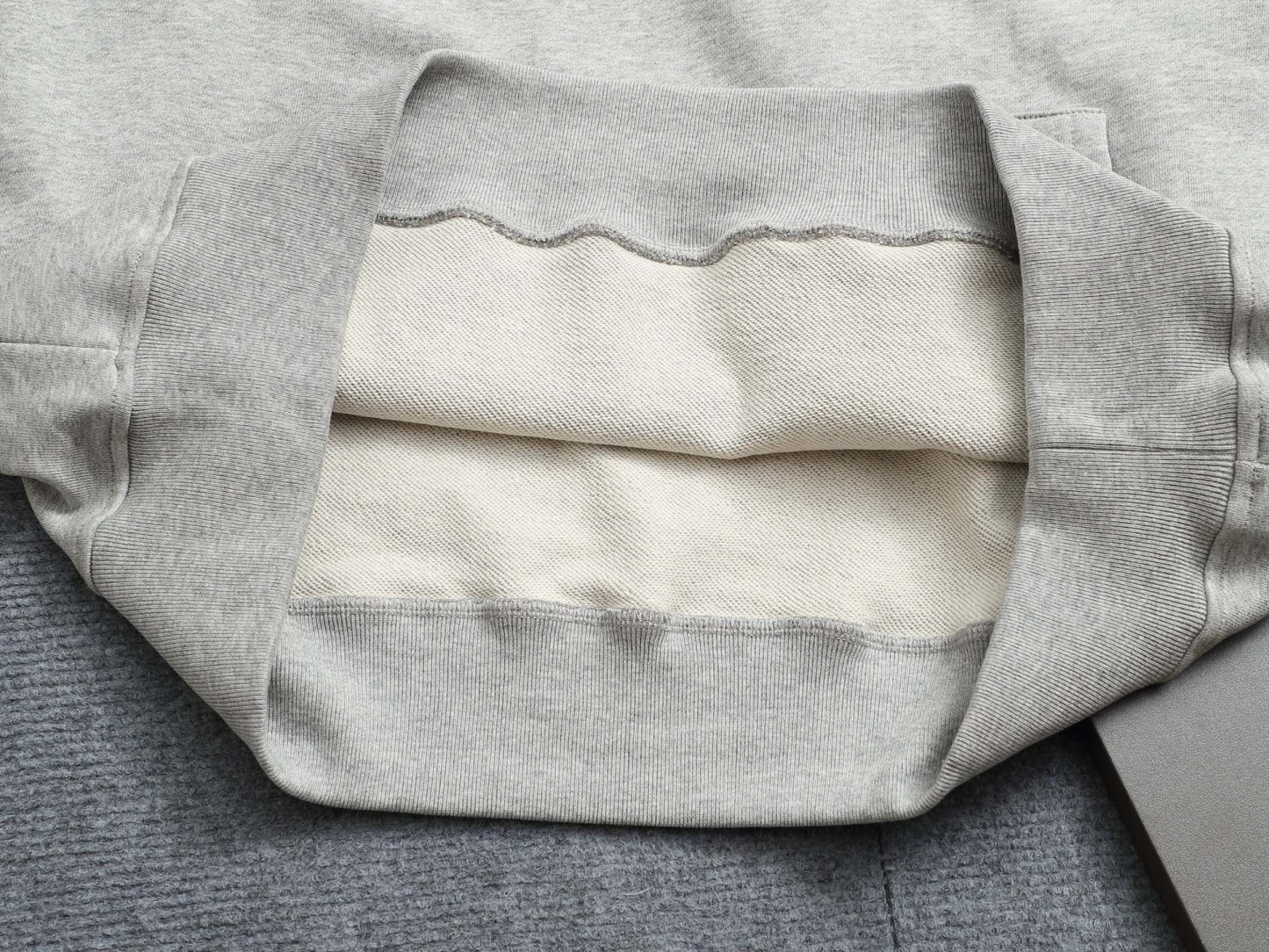 グッチ「Gucci」エンボスロゴ ヴィンテージインスパイアード スウェットシャツ