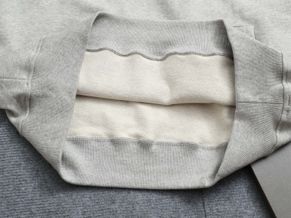 グッチ「Gucci」エンボスロゴ ヴィンテージインスパイアード スウェットシャツ