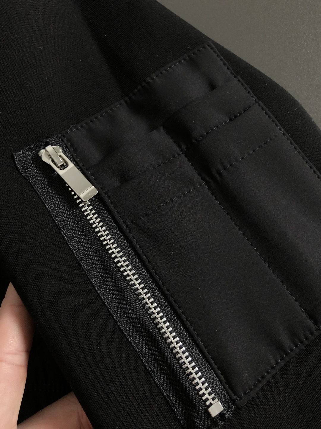 プラダ「Prada」トライアングル ジップポケット スウェットシャツ