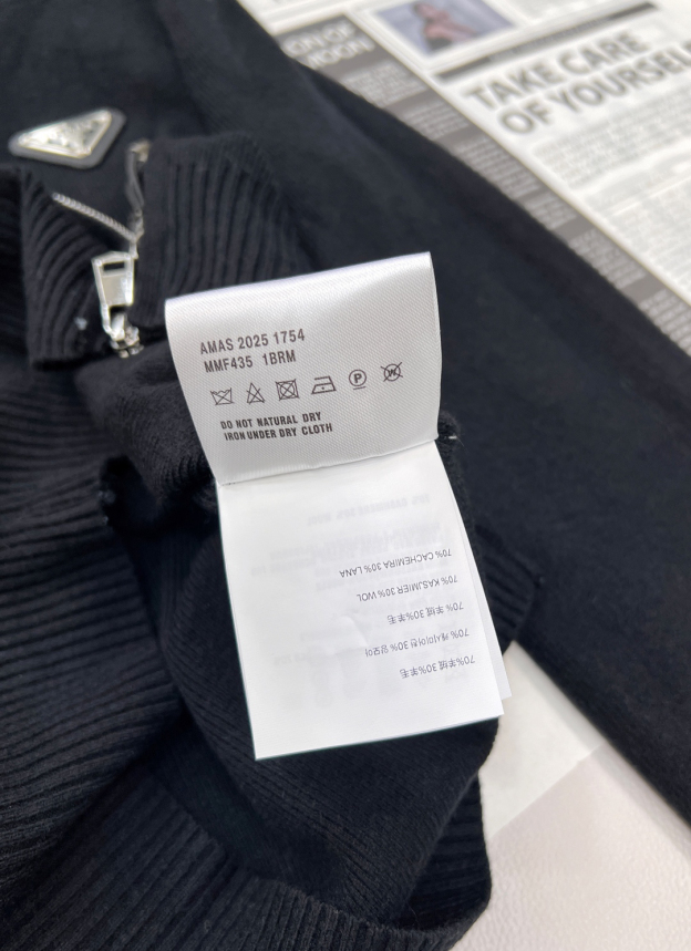 プラダ「Prada」ジップ フード ニット ジャケット