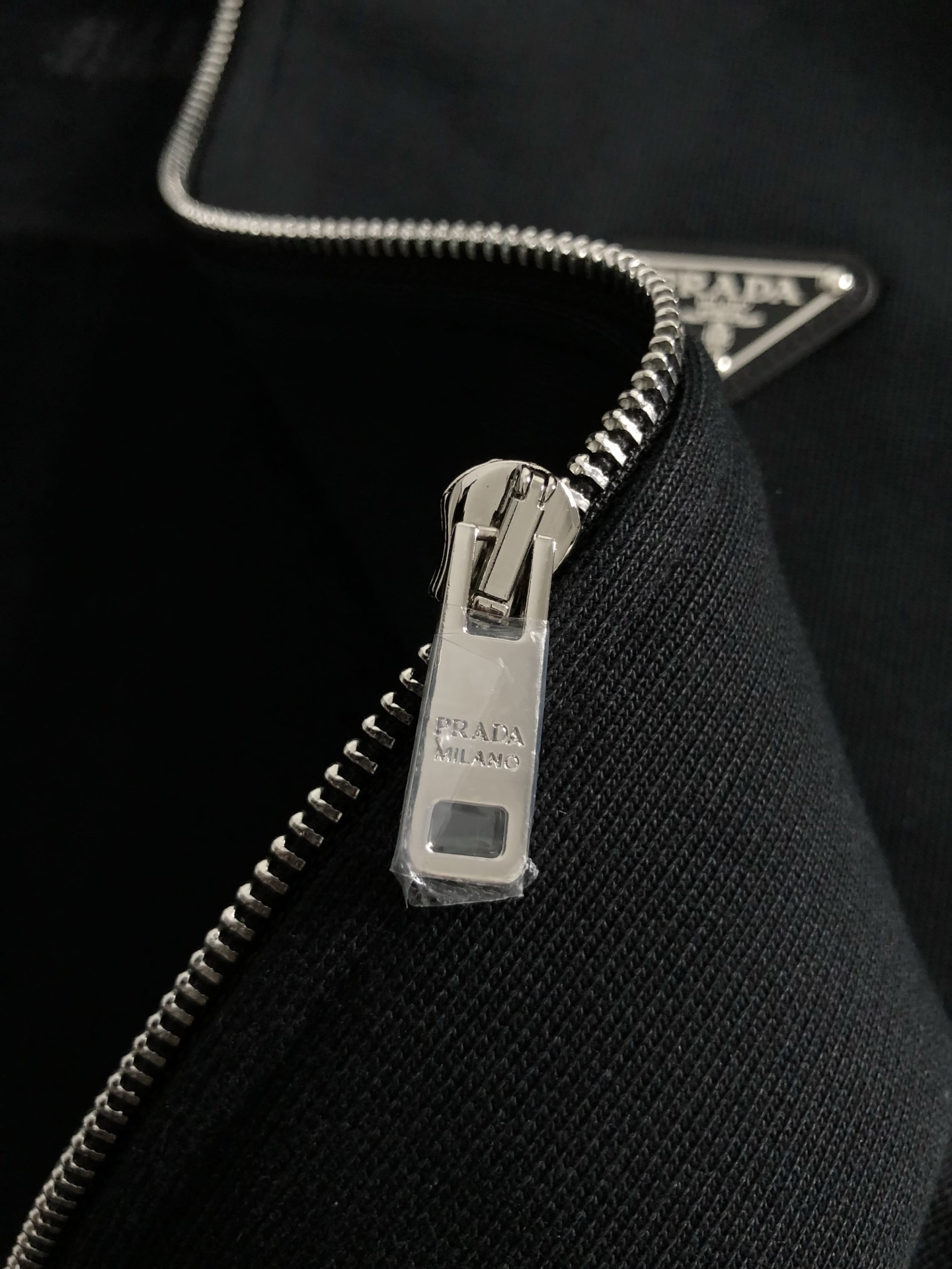 プラダ「Prada」メタル トライアングル ロゴ スタンドカラー ジャケット