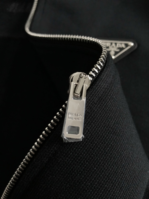 プラダ「Prada」メタル トライアングル ロゴ スタンドカラー ジャケット