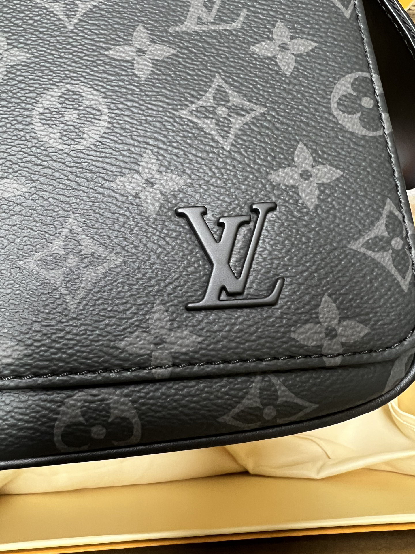 ルイ・ヴィトン「Louis Vuitton」istrict PM メッセンジャーバッグ