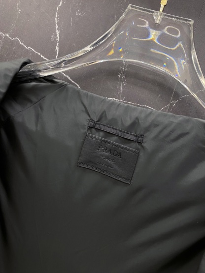 プラダ「Prada」プラダ Re-Nylon マルチポケット フーデッドジャケット / メンズ アウター