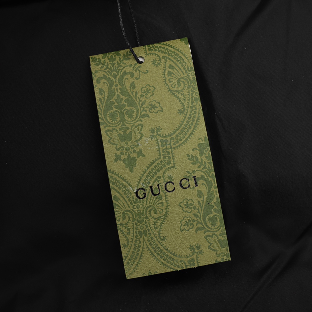 GUCCI 23FW の大きな GG の隠し模様ジヶードパターンのダウンジャケット