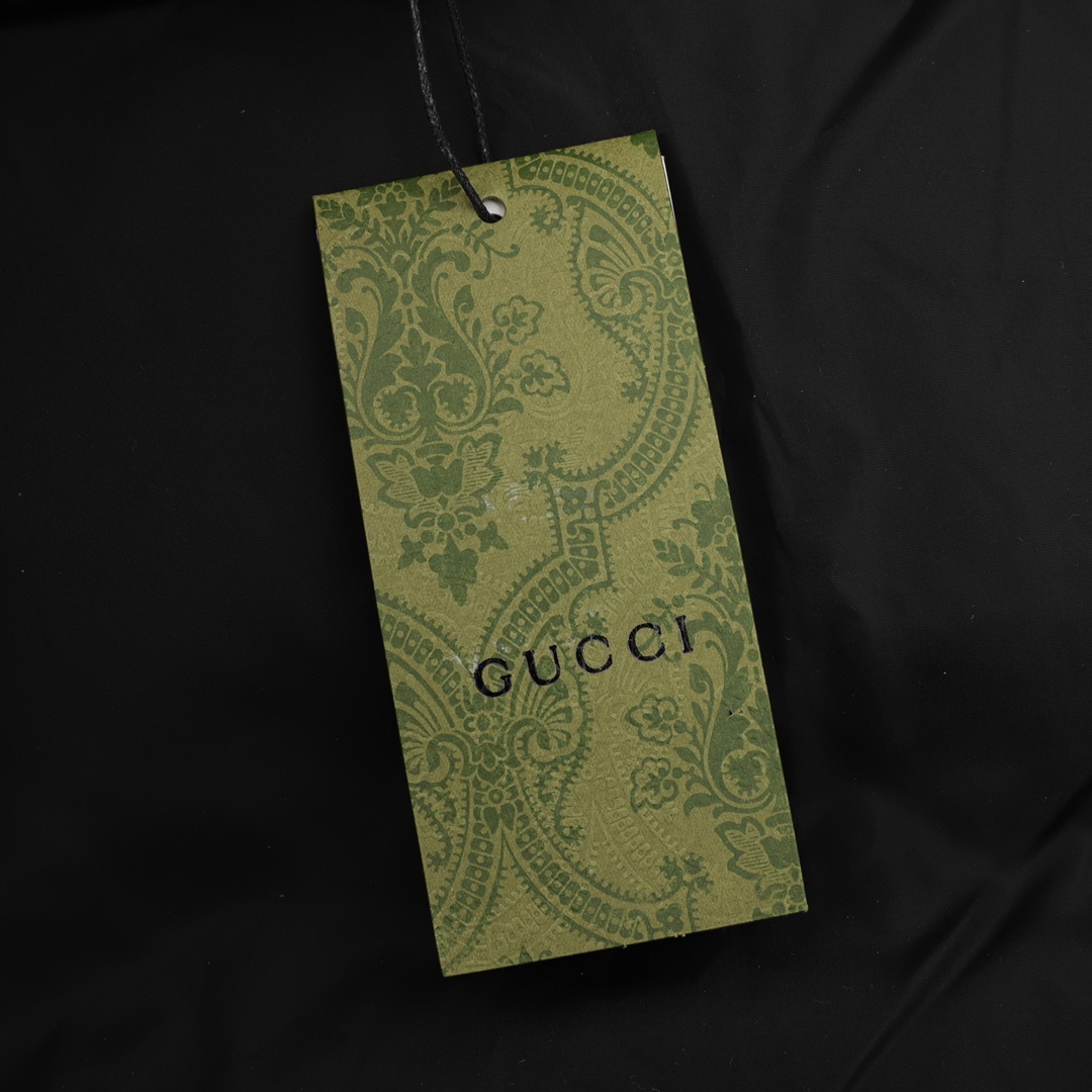 GUCCI 23FW の大きな GG の隠し模様ジヶードパターンのダウンジャケット