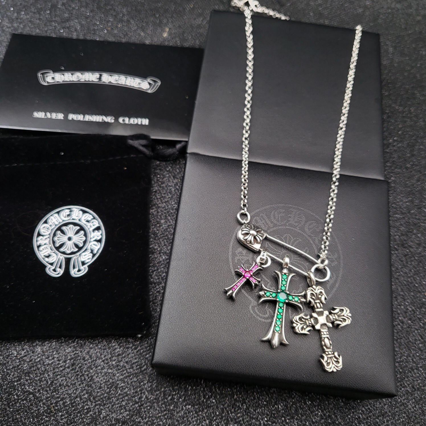 クロムハーツ「Chrome Hearts」のクラシックネックレス - 日常に上品なアクセントを添えるユニセックスモデル