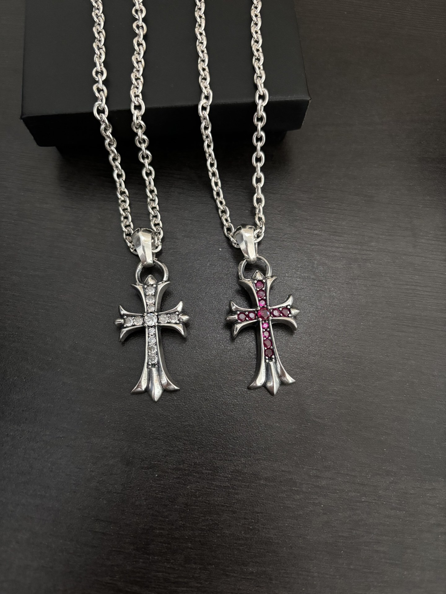 クロムハーツ「Chrome Hearts」のクラシックネックレス - 日常に上品なアクセントを添えるユニセックスモデル