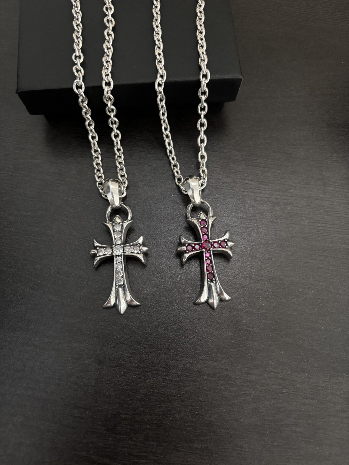 クロムハーツ「Chrome Hearts」のクラシックネックレス - 日常に上品なアクセントを添えるユニセックスモデル