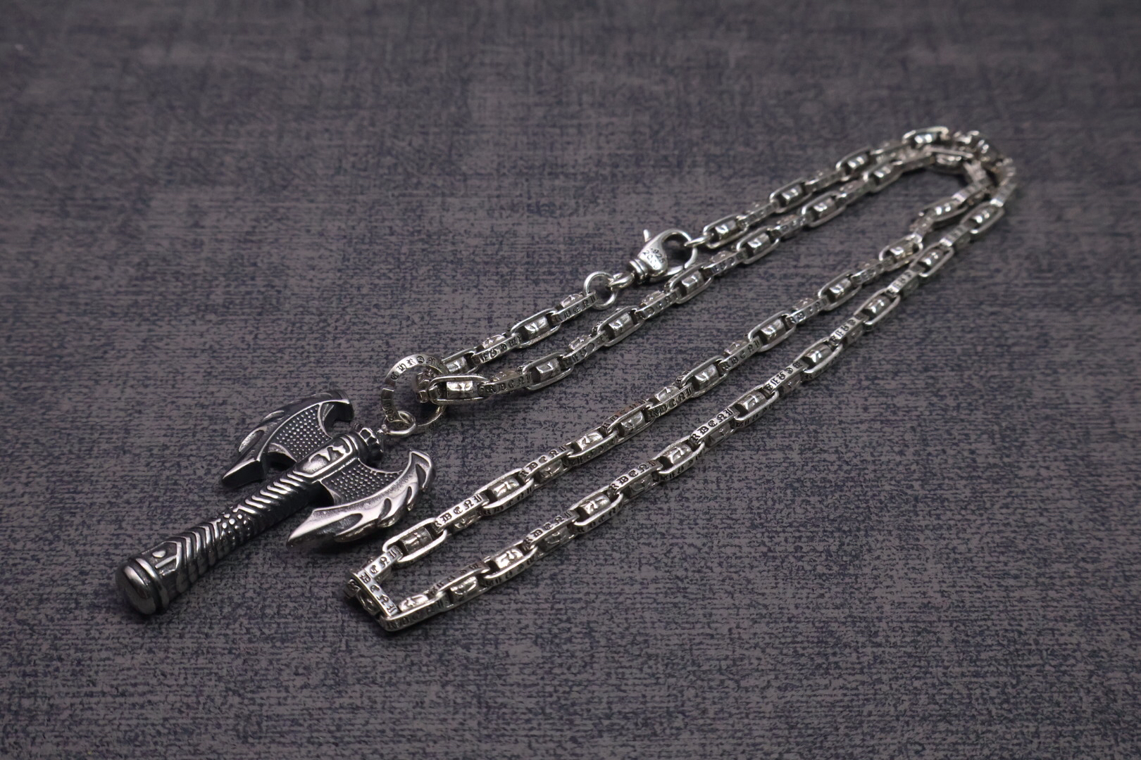 クロムハーツ「Chrome Hearts」のクラシックネックレス - 日常に上品なアクセントを添えるユニセックスモデル