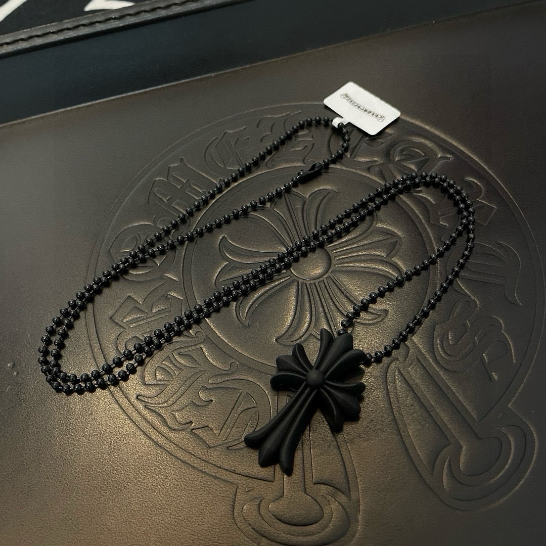 クロムハーツ「Chrome Hearts」クロスチャームネックレス（レジン製）