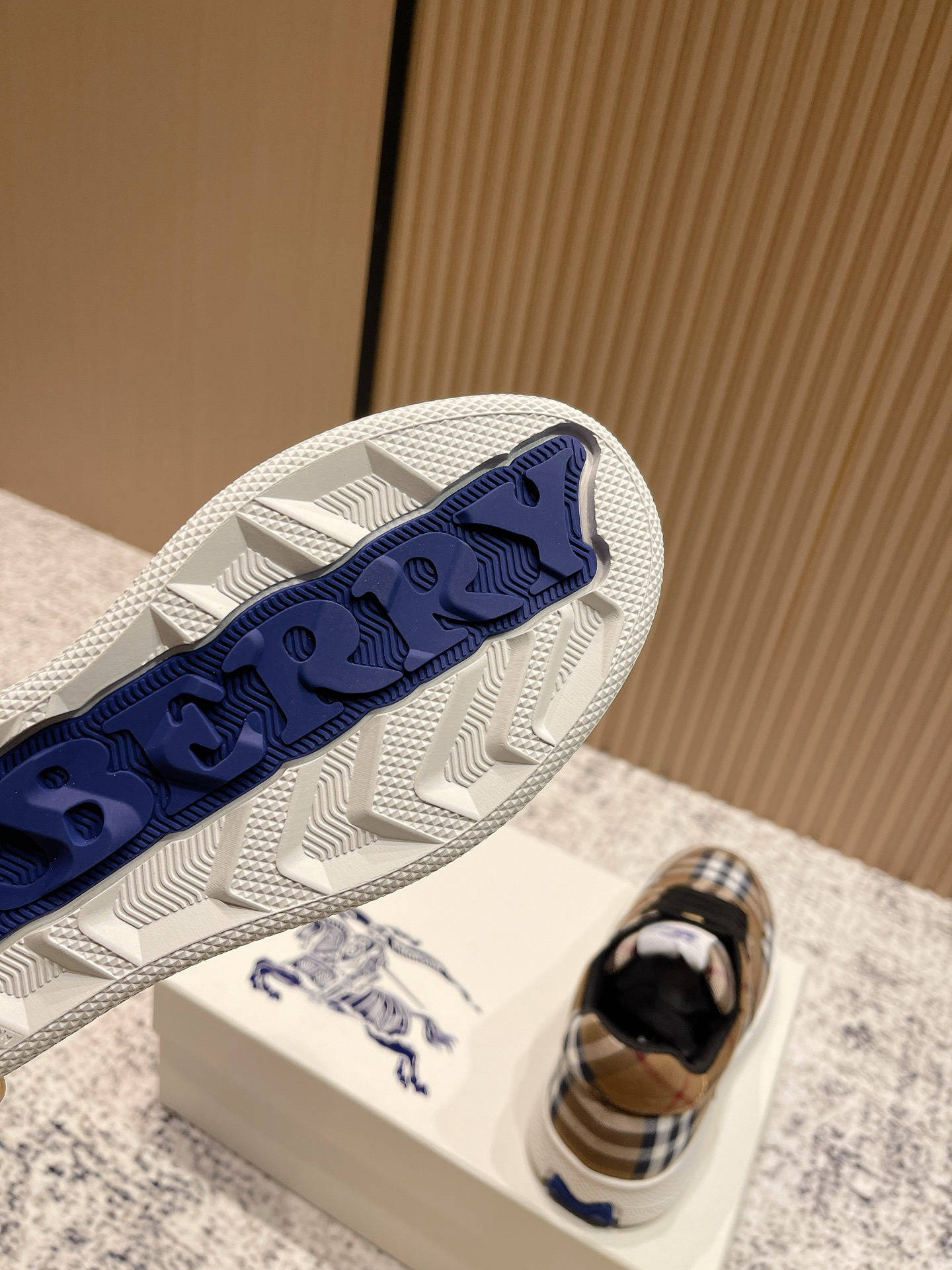 バーバリー「Burberry」バーバリー ボックス スニーカー / プレミアムレザースニーカー