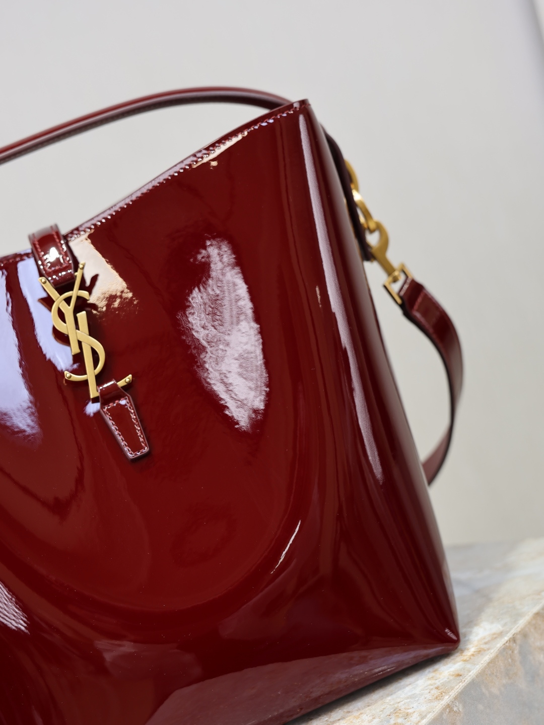 2026サンローラン「Saint Laurent LE 5 À 7 BEA パテントレザー バケツバッグ