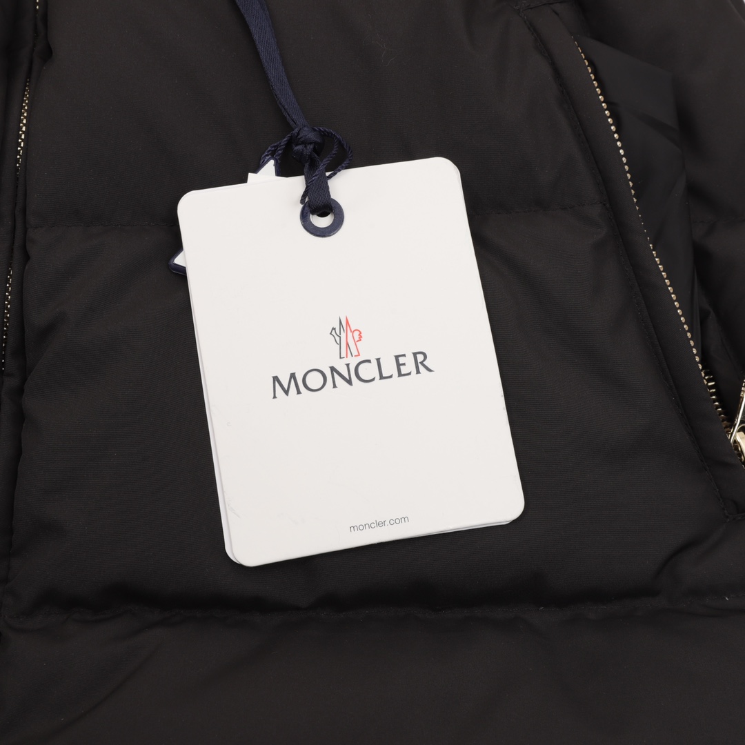 Moncler の新モデル BROSSE のショート丈フード付きダウンジャケットで、V 字の縫い目デザインとウエストを引き締めるベルトが付いて、やせてスリムに見える効果があります