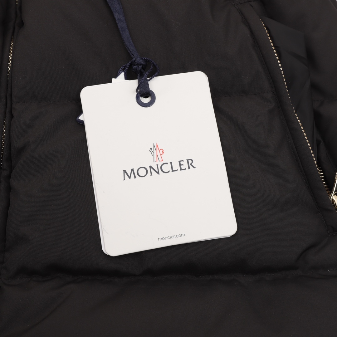 Moncler の新モデル BROSSE のショート丈フード付きダウンジャケットで、V 字の縫い目デザインとウエストを引き締めるベルトが付いて、やせてスリムに見える効果があります