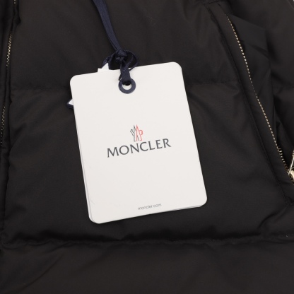 Moncler の新モデル BROSSE のショート丈フード付きダウンジャケットで、V 字の縫い目デザインとウエストを引き締めるベルトが付いて、やせてスリムに見える効果があります