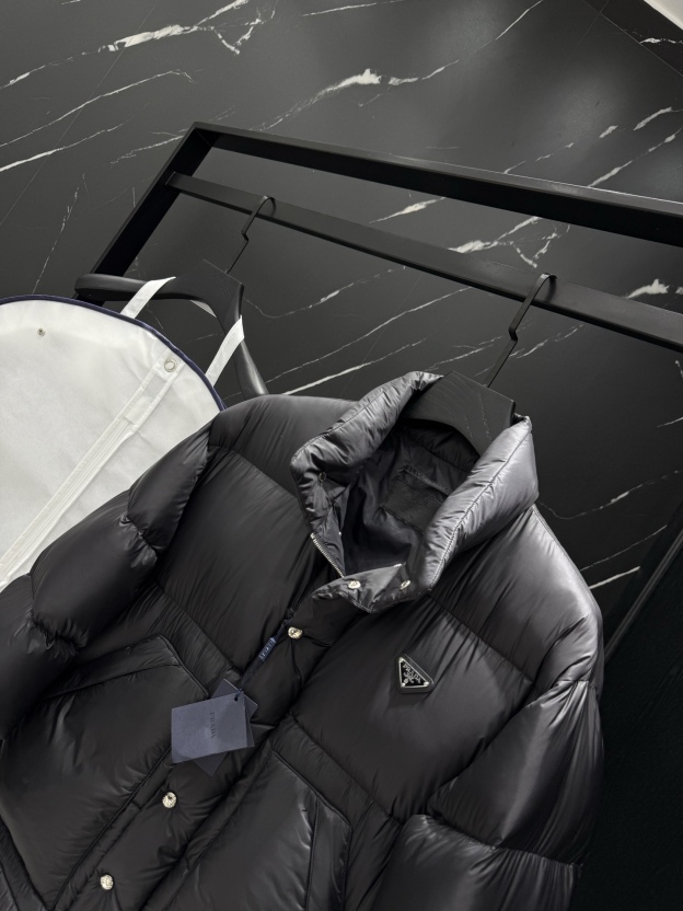 プラダ「Prada」秋冬ダウンジャケット スタンドカラー