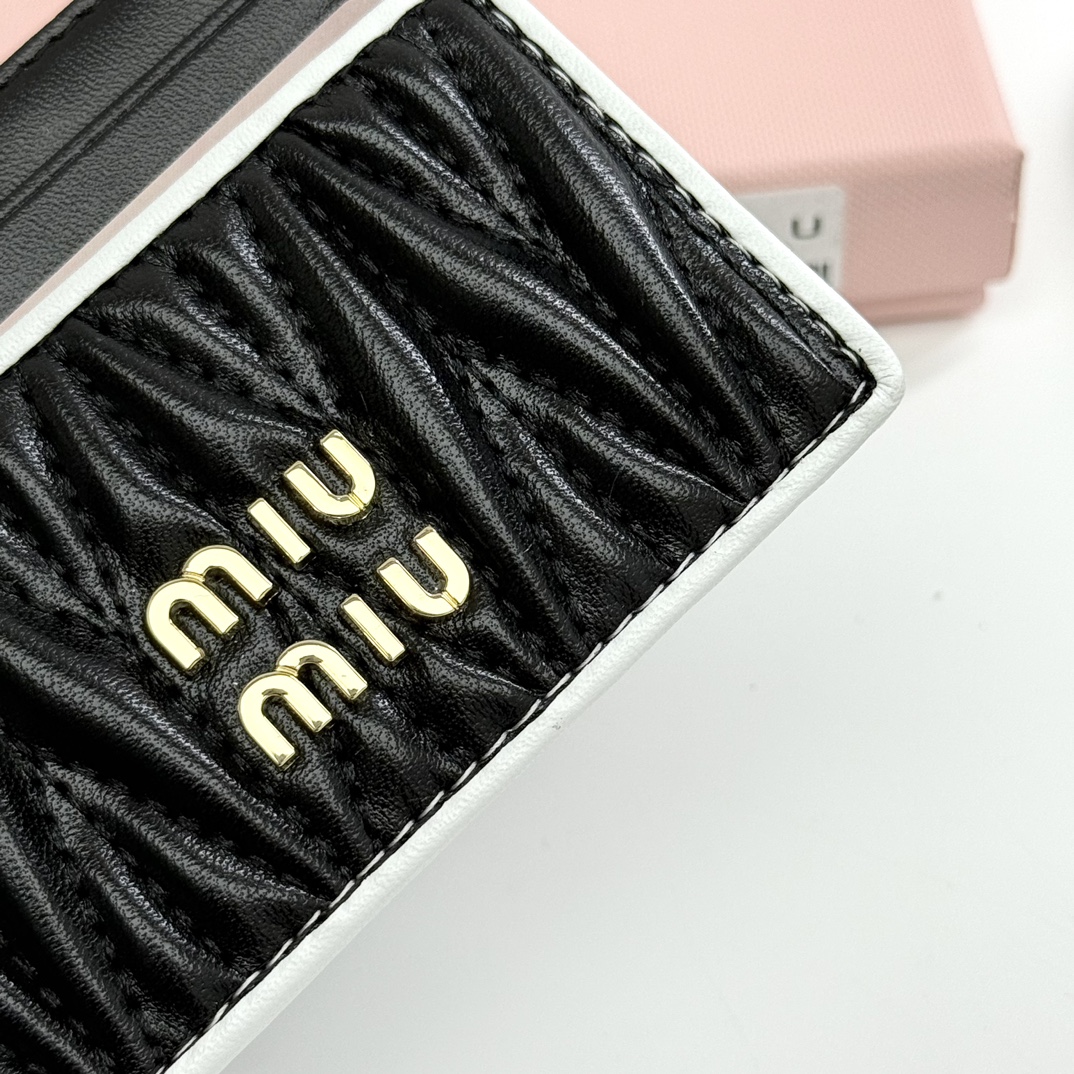 ミュウミュウ「Miu Miu」ミュウミュウ マテラッセ ラムスキン マルチウォレット F11 / コンパクトウォレット. 