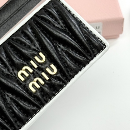 ミュウミュウ「Miu Miu」ミュウミュウ マテラッセ ラムスキン マルチウォレット F11 / コンパクトウォレット. 