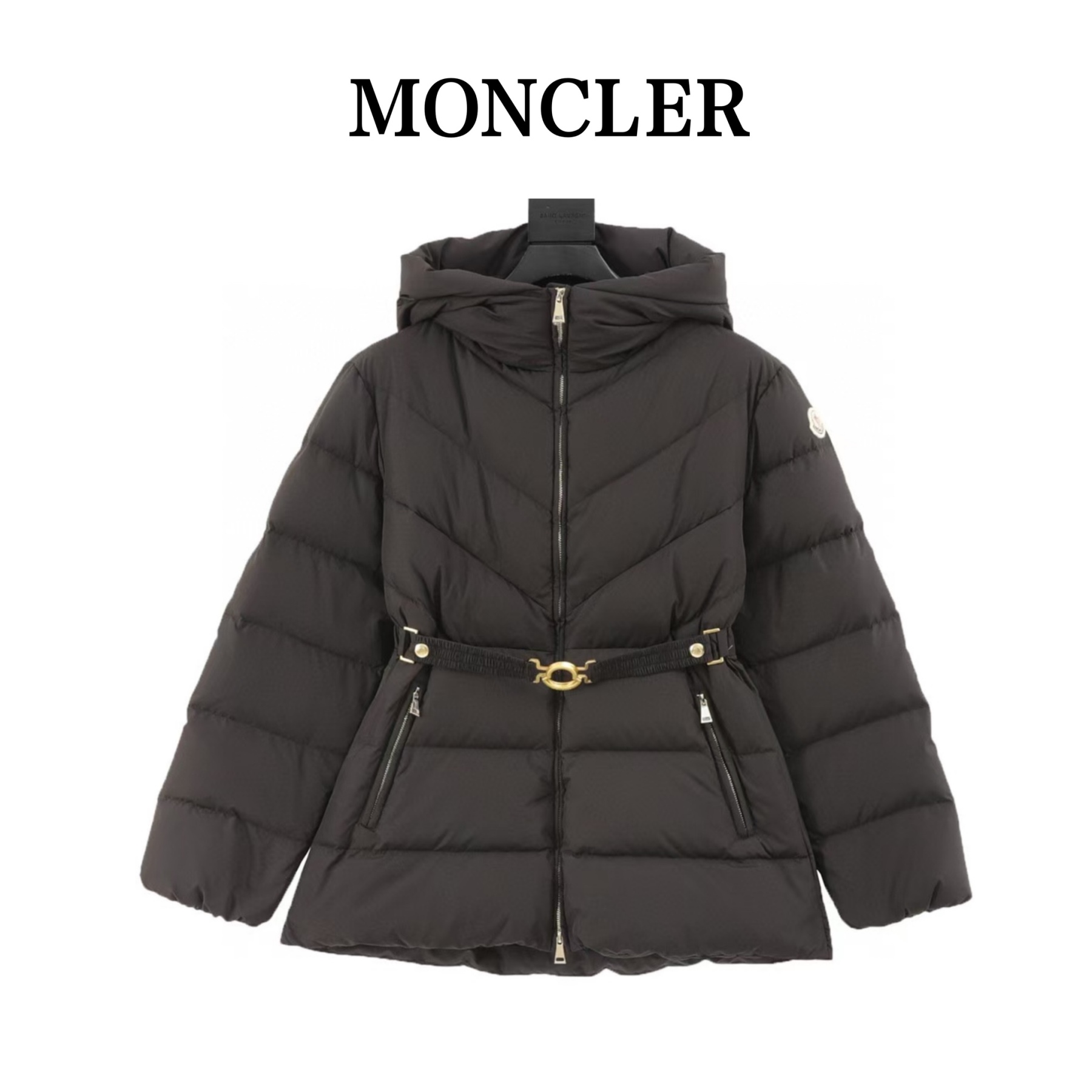 Moncler の新モデル BROSSE のショート丈フード付きダウンジャケットで、V 字の縫い目デザインとウエストを引き締めるベルトが付いて、やせてスリムに見える効果があります