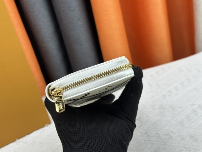 ルイ・ヴィトン ジッピー･ウォレット「エンボス 刺繍」
