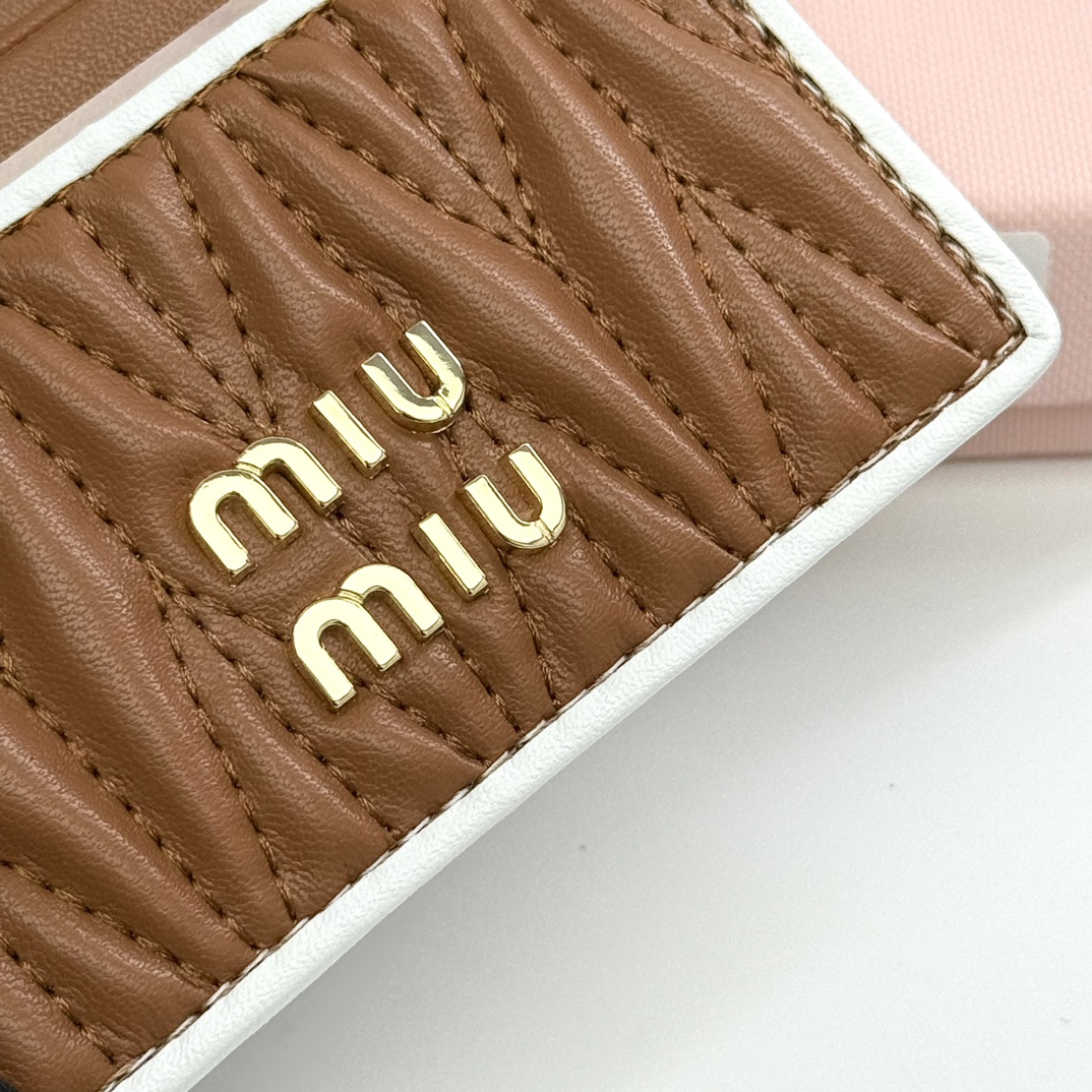 ミュウミュウ「Miu Miu」ミュウミュウ マテラッセ ラムスキン マルチウォレット F11 / コンパクトウォレット.