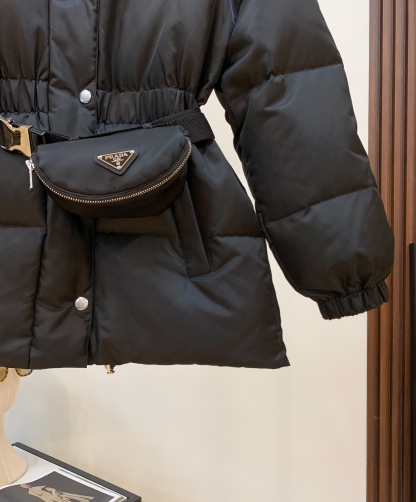 プラダ「Prada」秋冬フード付きダウンジャケット