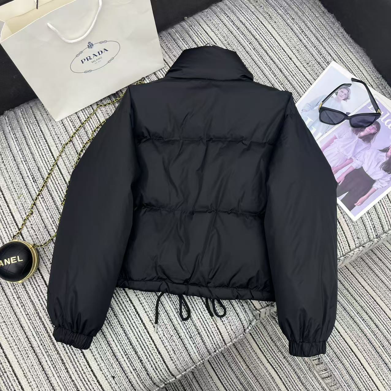 プラダ「Prada」冬の新作 スタンドカラー付きコットンジャケット
