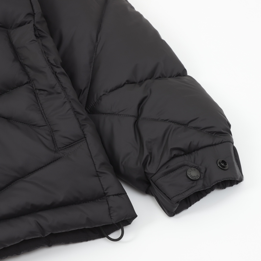 Moncler とのコラボレーションの三角カットの立領ダウンジャケット