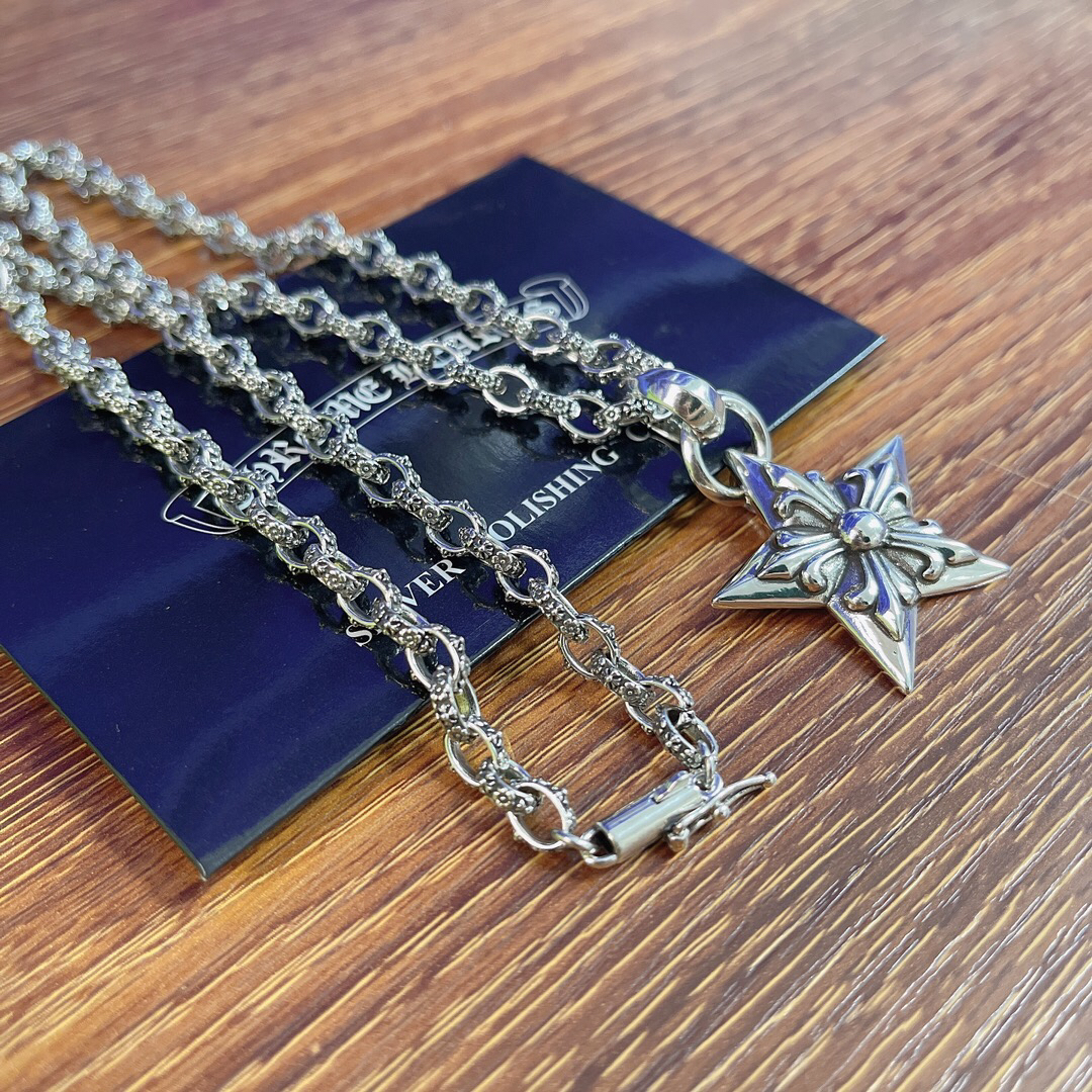 クロムハーツ「Chrome Hearts」のクラシックネックレス - 日常に上品なアクセントを添えるユニセックスモデル