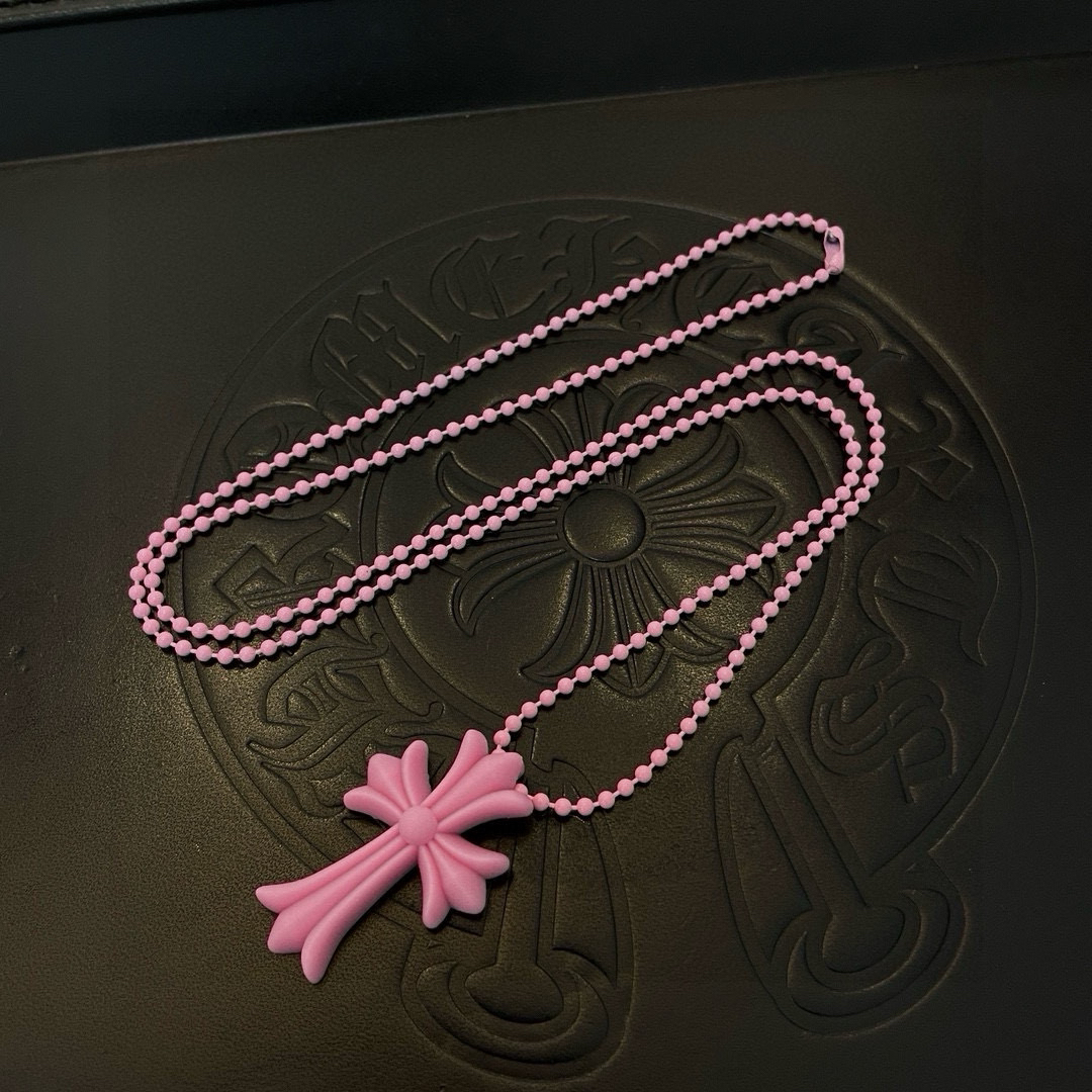 クロムハーツ「Chrome Hearts」クロスチャームネックレス（レジン製）