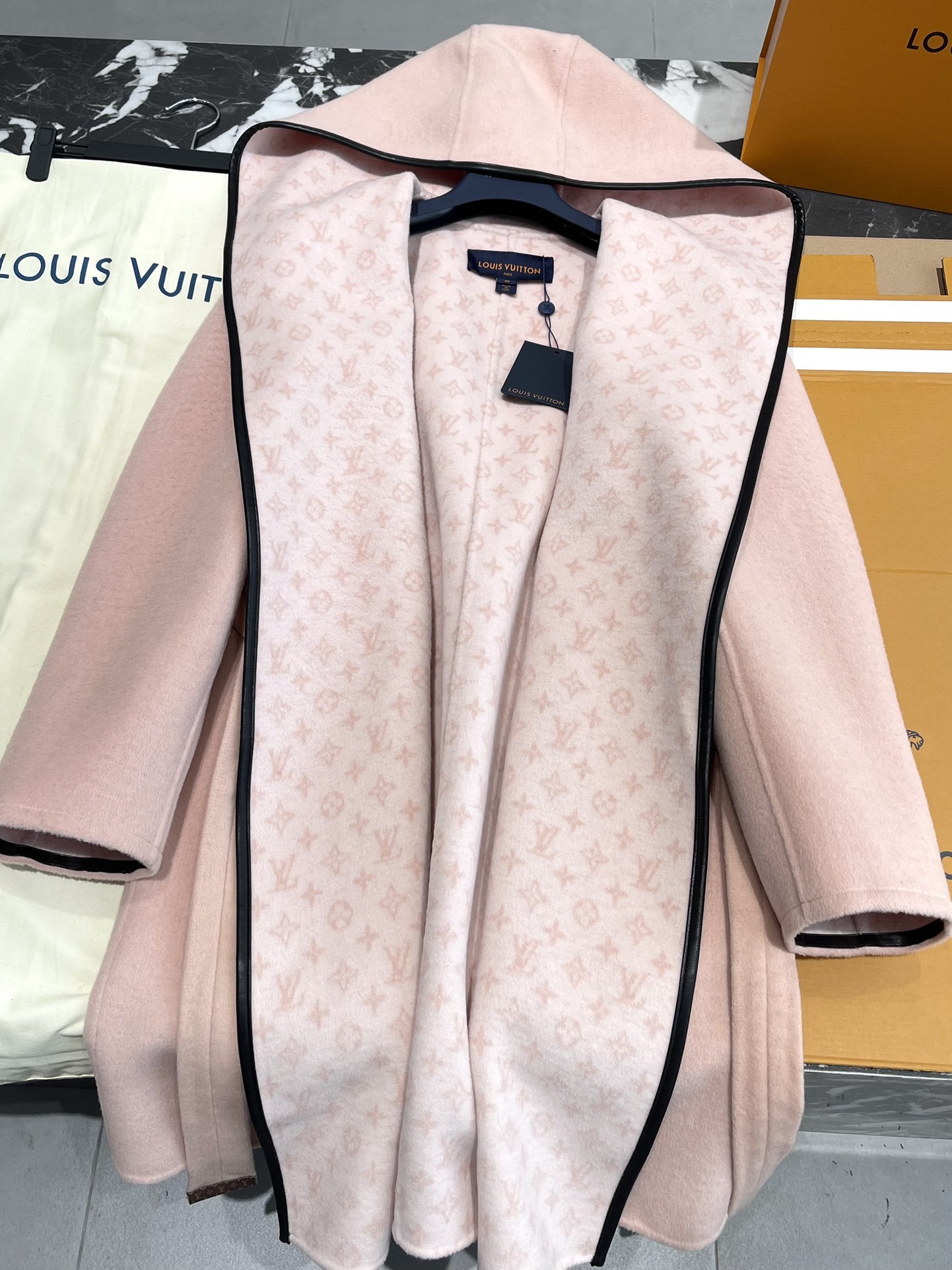 ルイ・ヴィトン「Louis Vuitton」秋冬 レディース ワップルフードロングコート