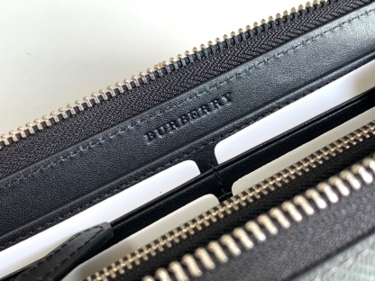 バーバリー「Burberry」ロンドン チェーン ジップ ウォレット