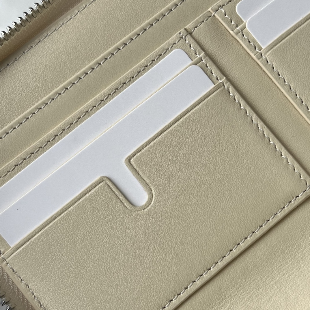 バーバリー「Burberry」ロンドン チェーン ジップ ウォレット