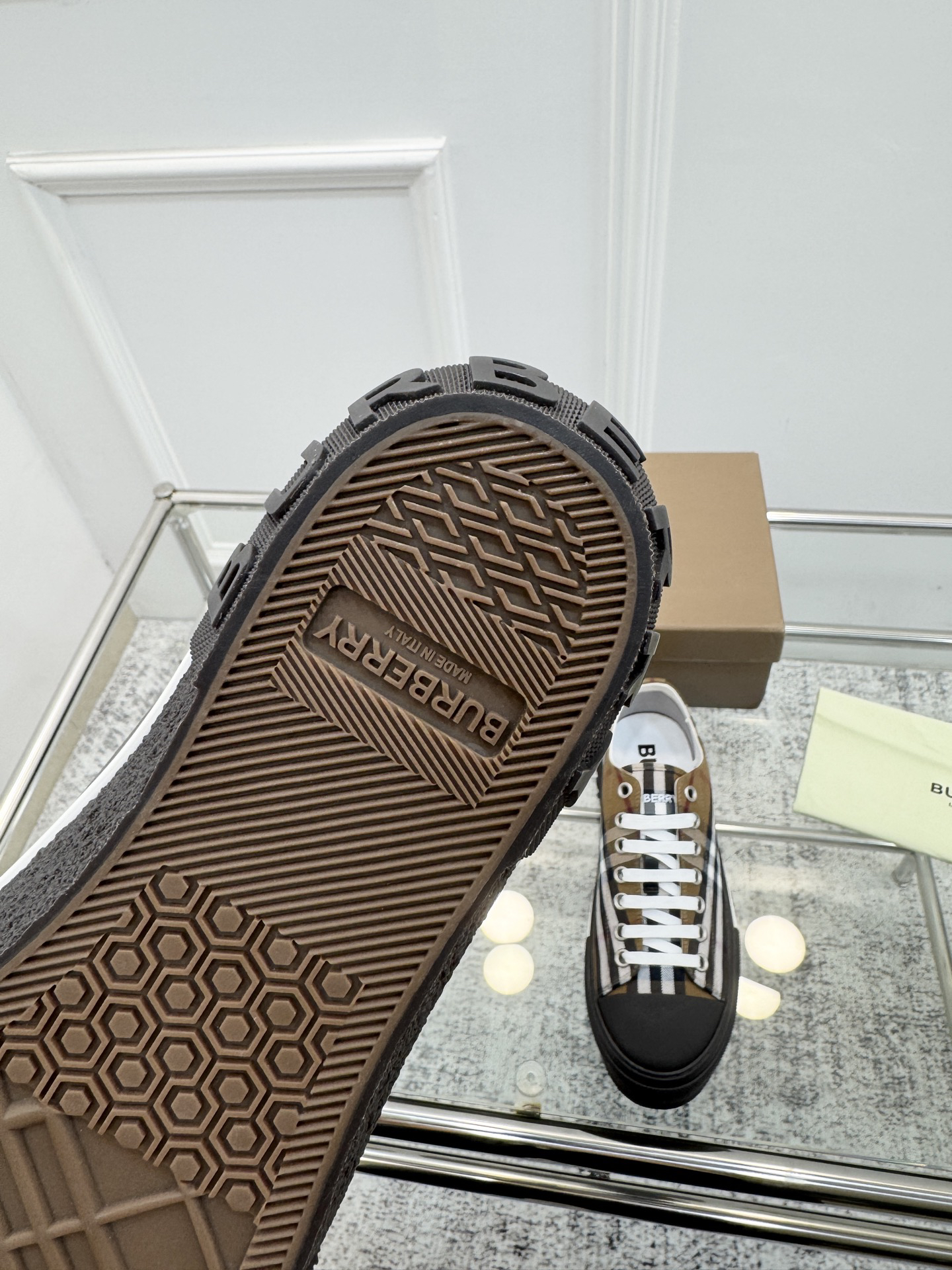 バーバリー「Burberry」バーバリー テラス スニーカー / ユニセックスキャンバスシューズ