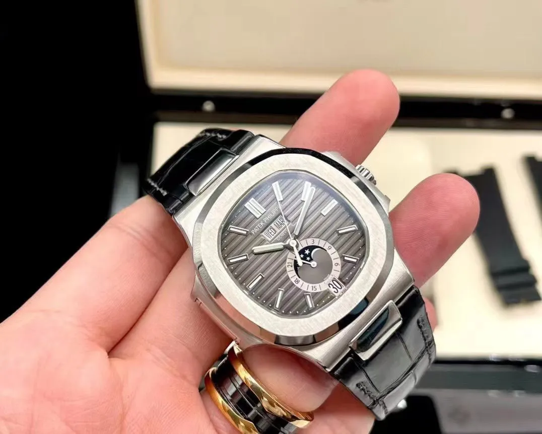 パテック フィリップ「Patek Philippe」Nautilus 5726 年歴腕時計41MM