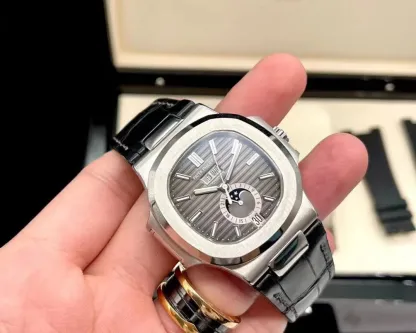 パテック フィリップ「Patek Philippe」Nautilus 5726 年歴腕時計41MM
