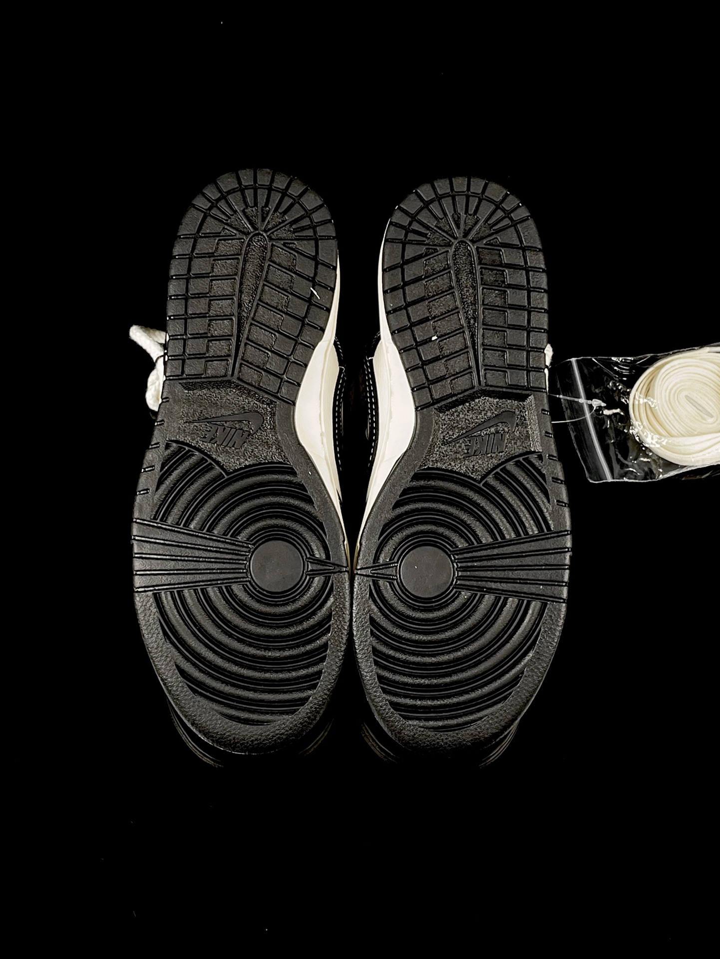 【日本未入荷】超入手困難 Supreme × Nike Dunk sb【代金引換】