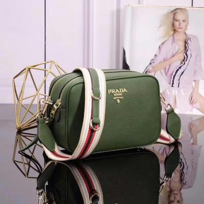 プラダ「Prada」ナイロン クロスボディバッグ