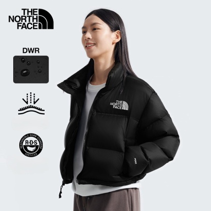 The North Face ICON Nuptse レディース ショート丈 ホワイトグースダウンジャケット。撥水加工済みで、冬季の新作です