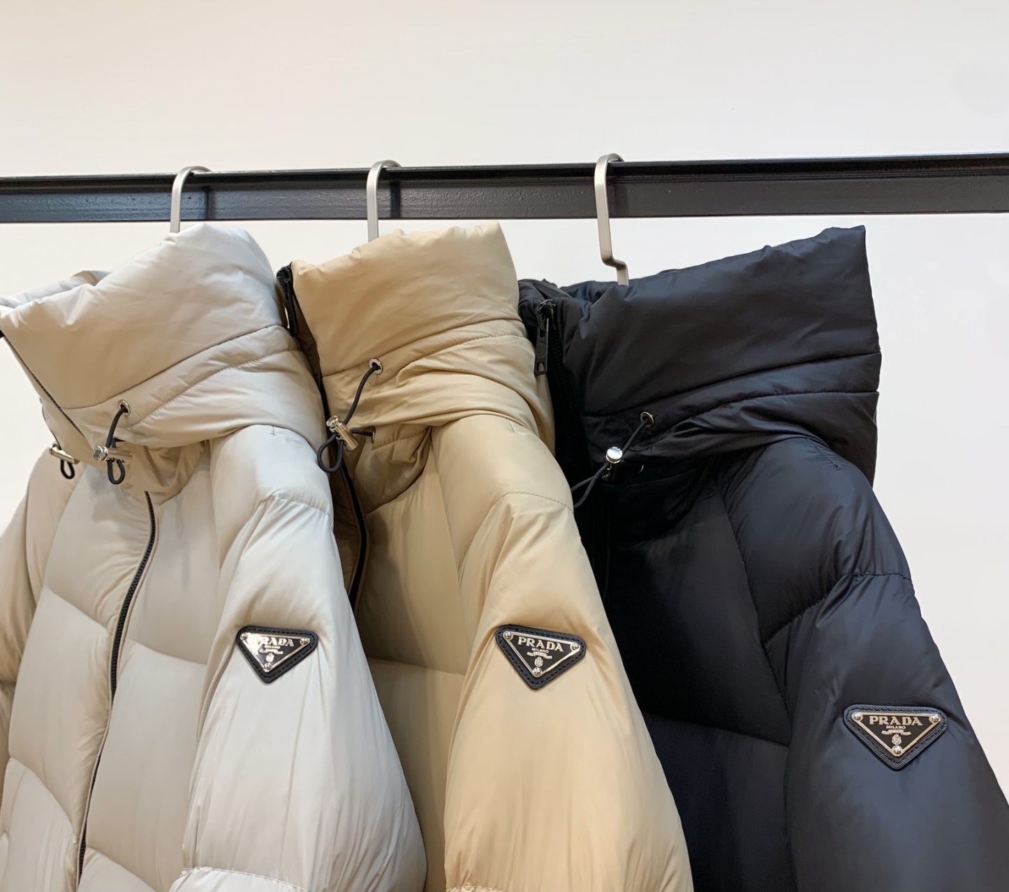 プラダ「Prada」秋冬フード付きダウンジャケット