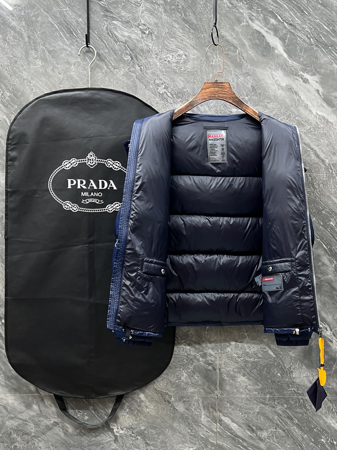 プラダ「Prada」秋冬ダウンジャケット スタンドカラー