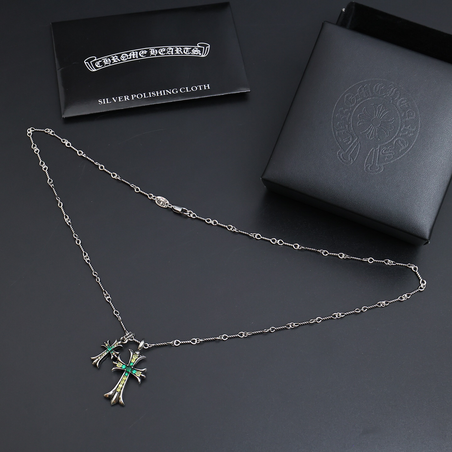 クロムハーツ「Chrome Hearts」のクラシックネックレス - 日常に上品なアクセントを添えるユニセックスモデル