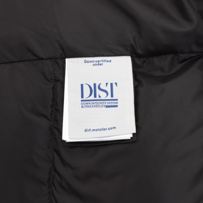 Moncler の新モデル BROSSE のショート丈フード付きダウンジャケットで、V 字の縫い目デザインとウエストを引き締めるベルトが付いて、やせてスリムに見える効果があります