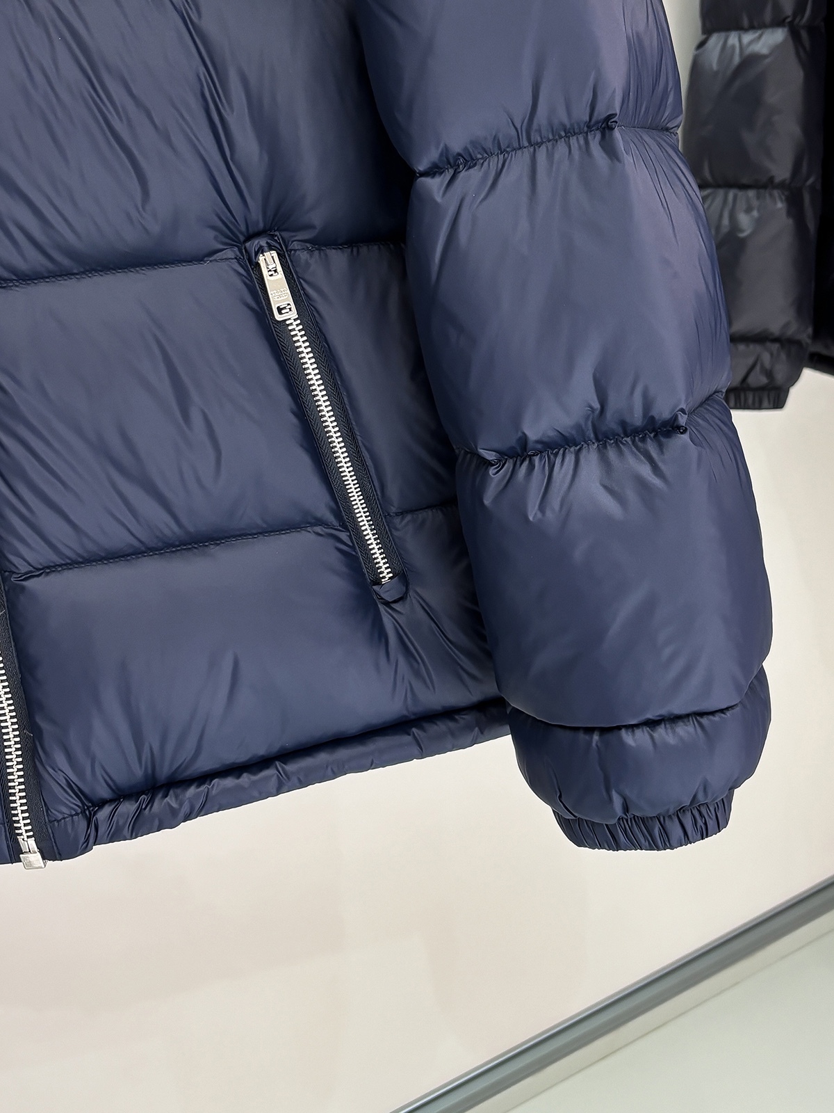 プラダ「Prada」秋冬フード付きダウンジャケット