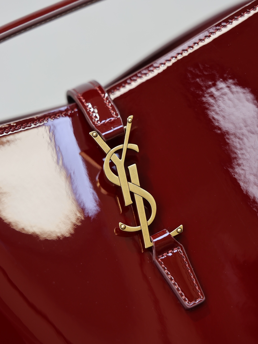 2026サンローラン「Saint Laurent LE 5 À 7 BEA パテントレザー バケツバッグ